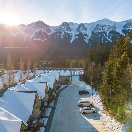 Banff Woods Lodge キャンモア エクステリア 写真