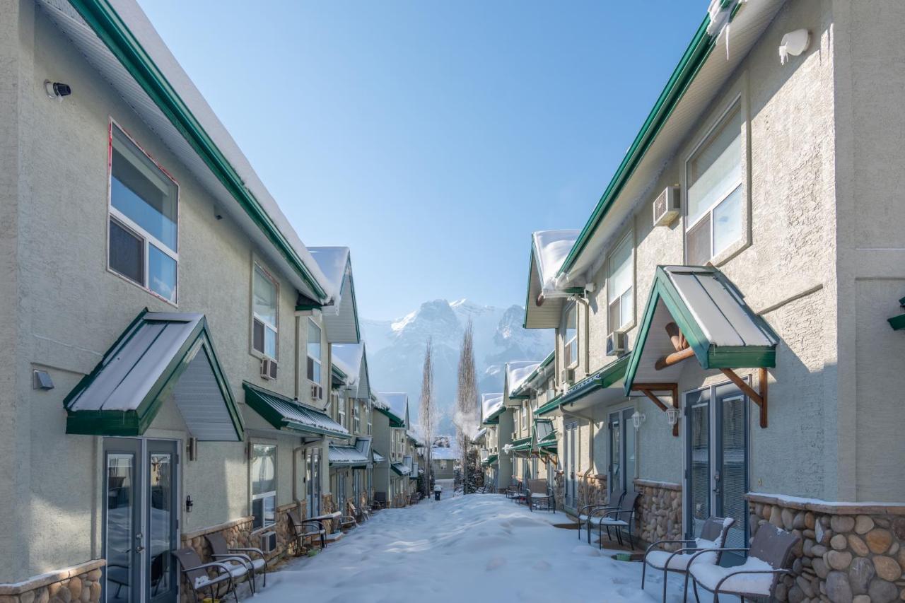 Banff Woods Lodge キャンモア エクステリア 写真