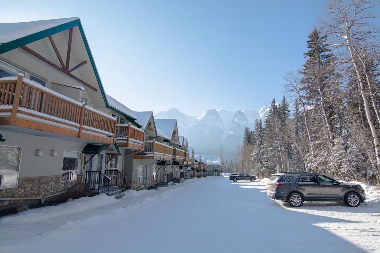 Banff Woods Lodge キャンモア エクステリア 写真