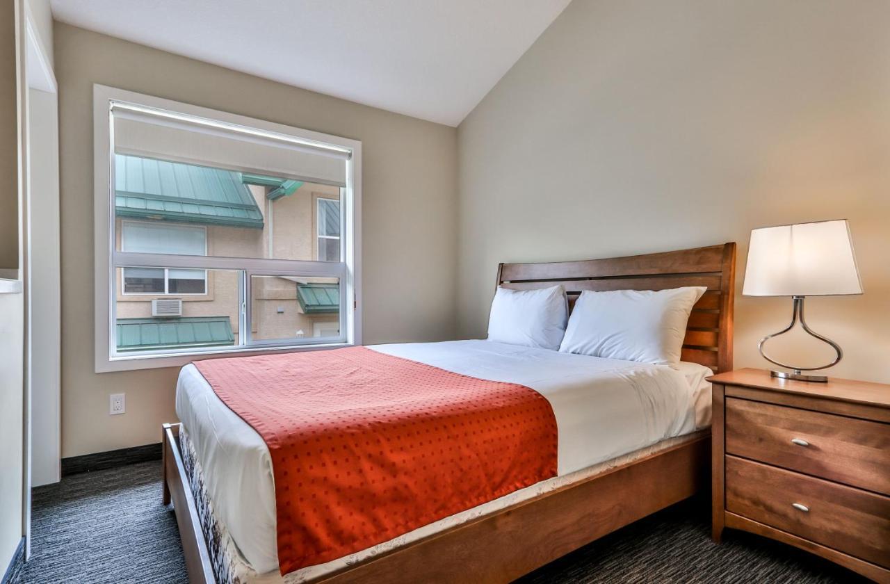 Banff Woods Lodge キャンモア エクステリア 写真