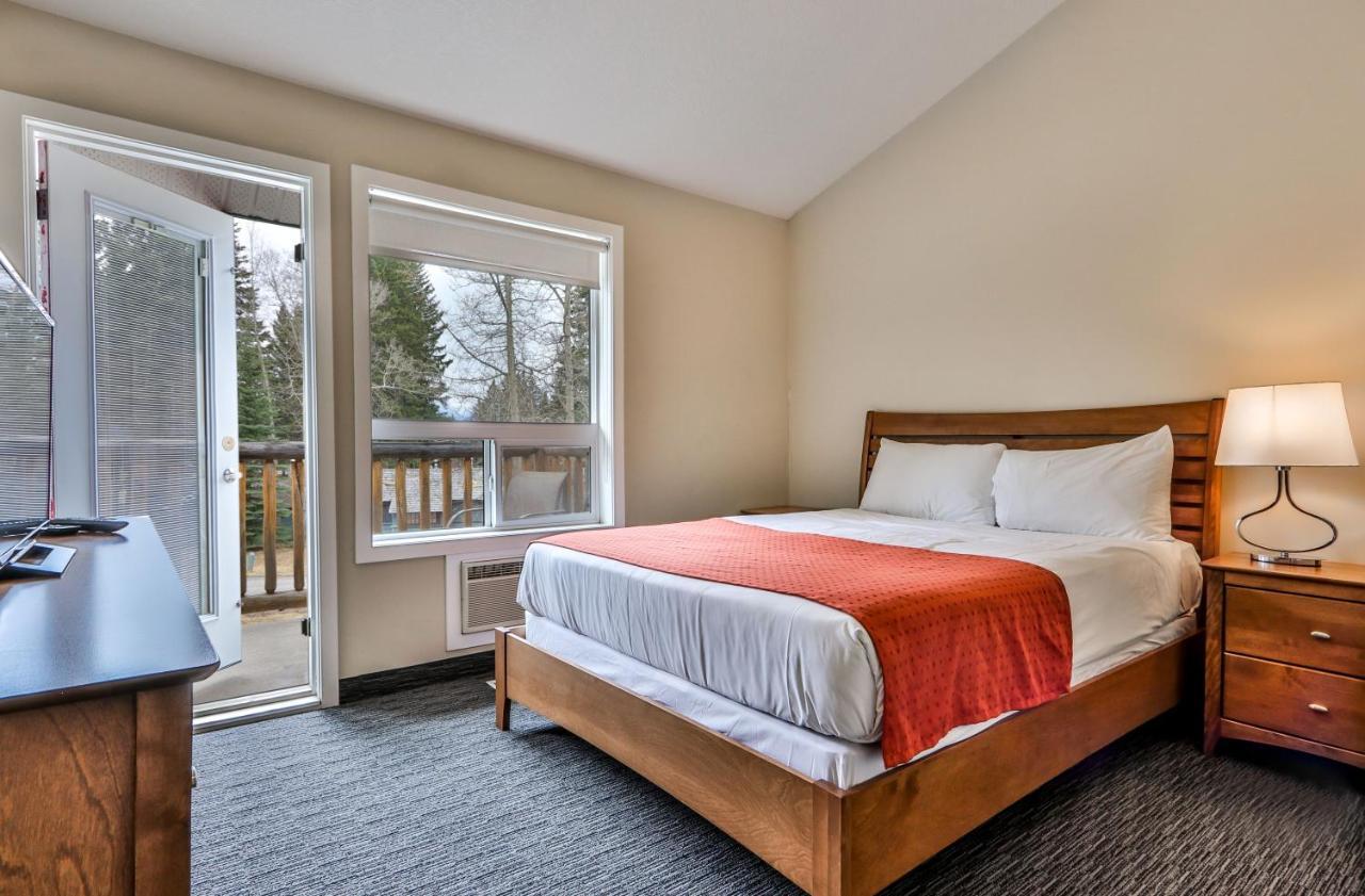 Banff Woods Lodge キャンモア エクステリア 写真