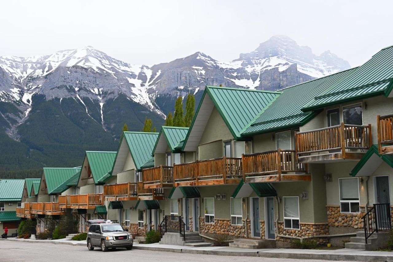 Banff Woods Lodge キャンモア エクステリア 写真
