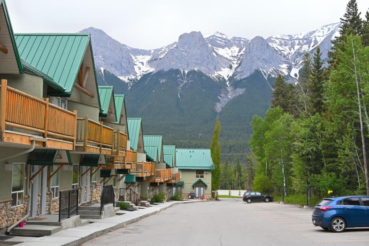 Banff Woods Lodge キャンモア エクステリア 写真