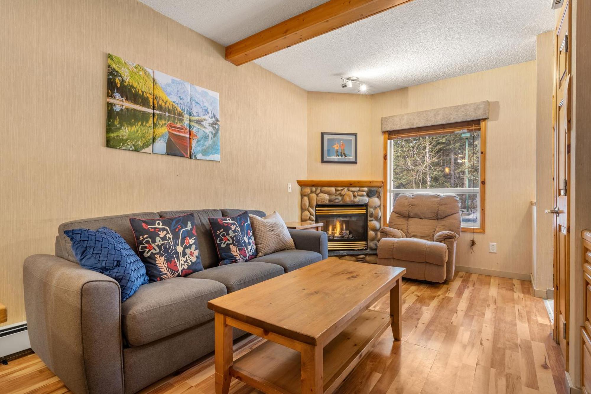 Banff Woods Lodge キャンモア エクステリア 写真