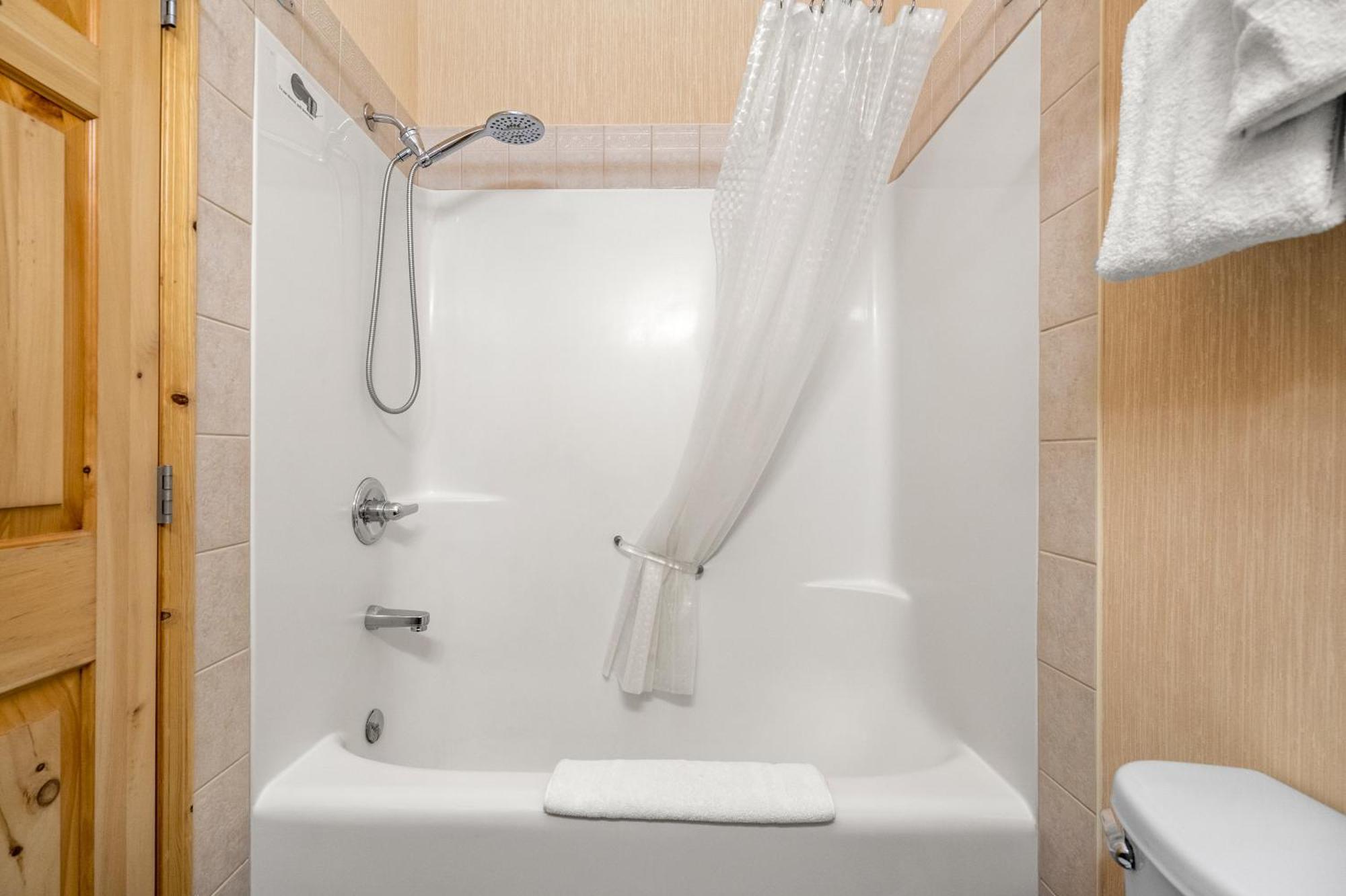Banff Woods Lodge キャンモア エクステリア 写真