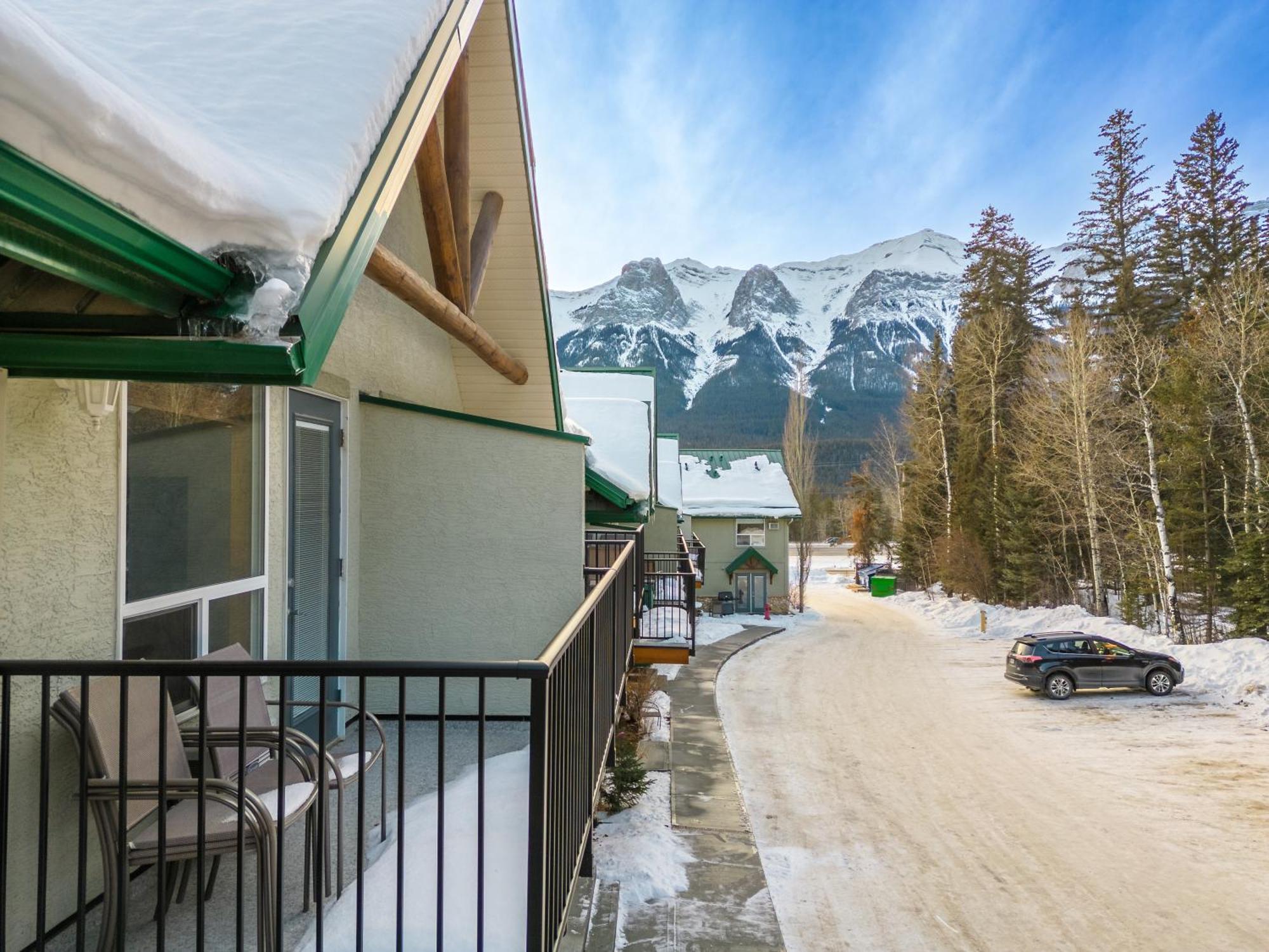 Banff Woods Lodge キャンモア エクステリア 写真