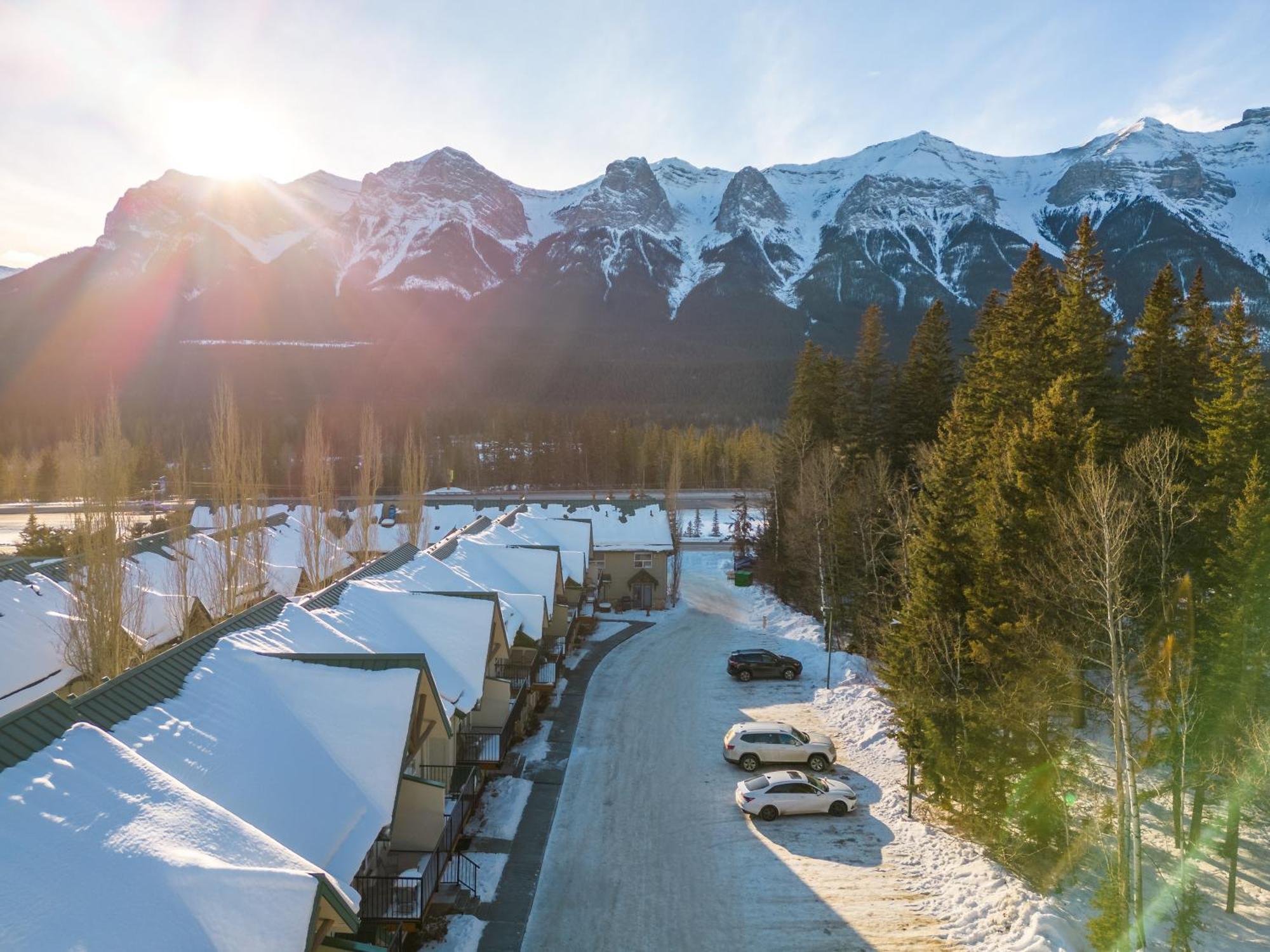 Banff Woods Lodge キャンモア エクステリア 写真