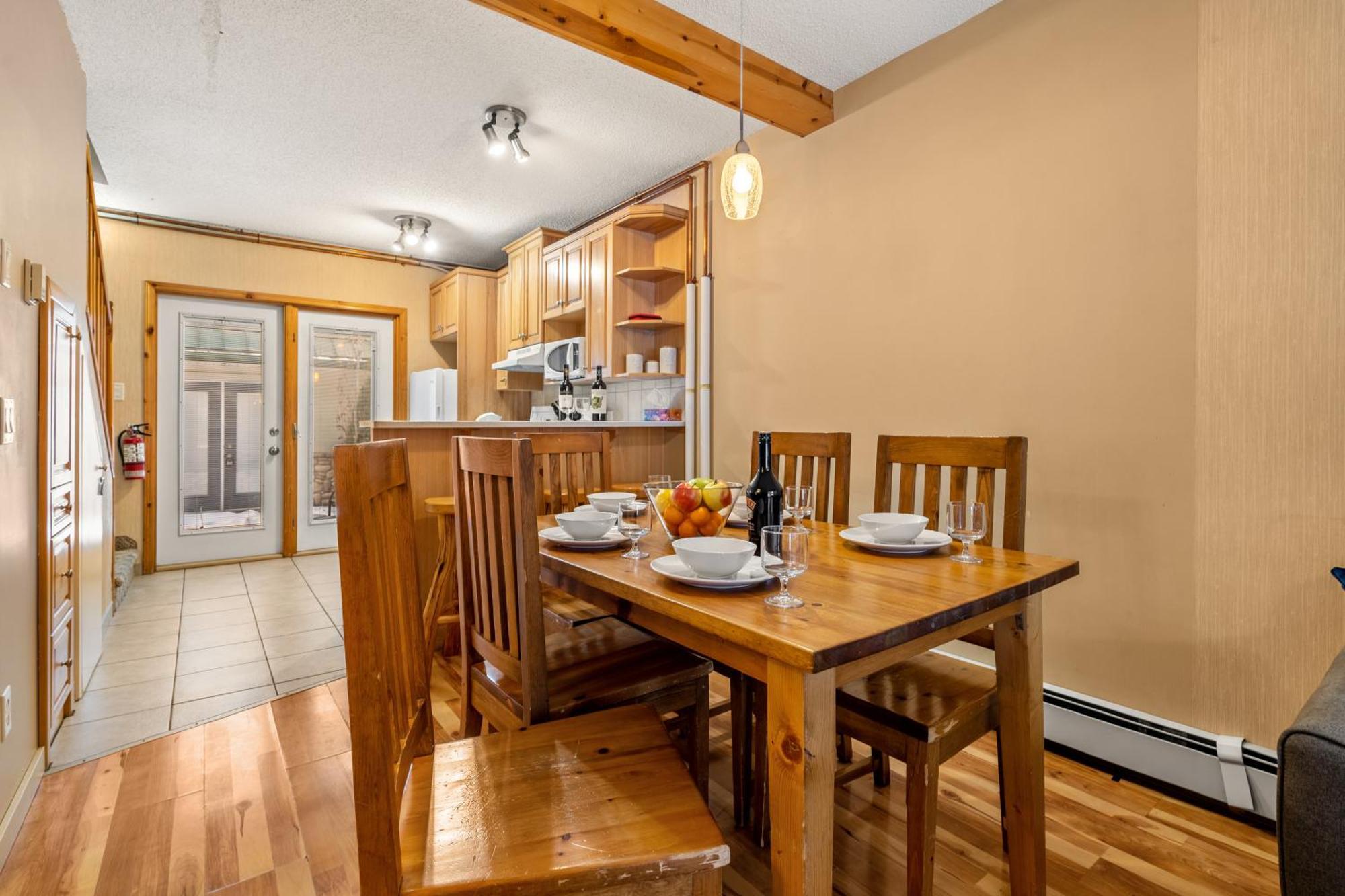 Banff Woods Lodge キャンモア エクステリア 写真
