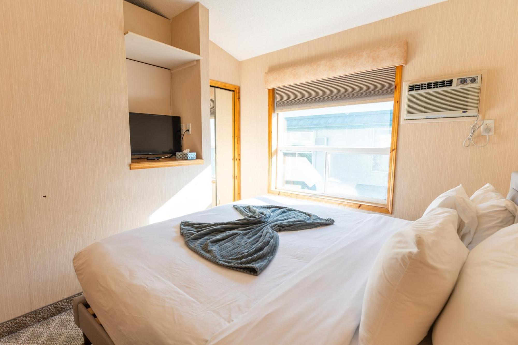 Banff Woods Lodge キャンモア エクステリア 写真