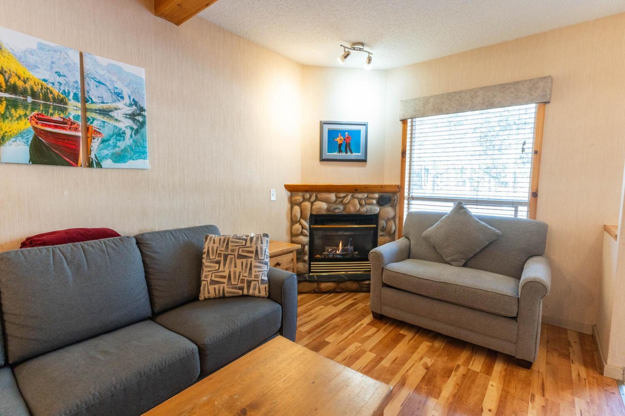 Banff Woods Lodge キャンモア エクステリア 写真