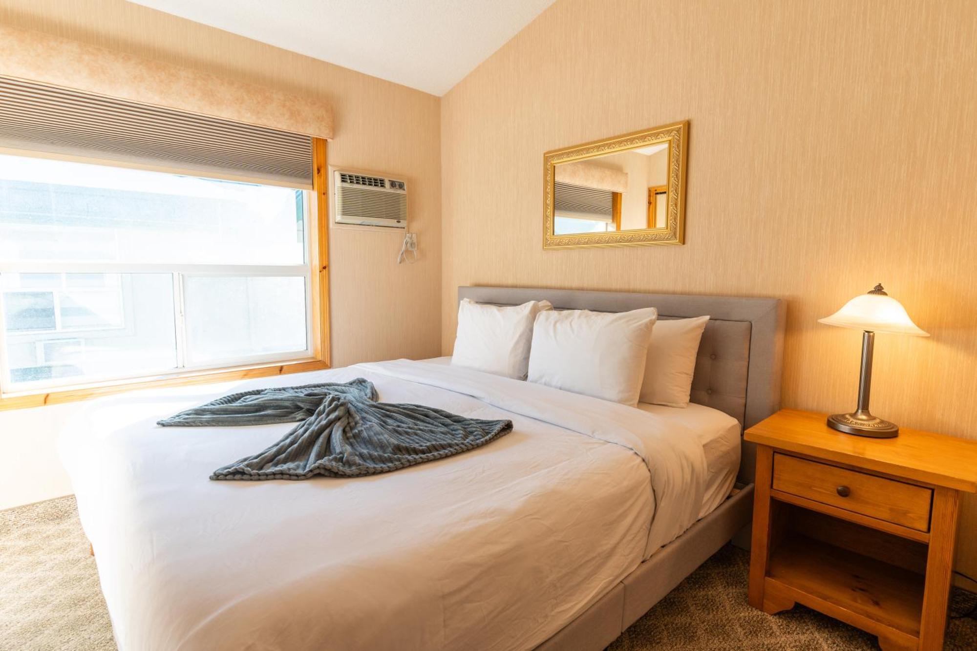 Banff Woods Lodge キャンモア エクステリア 写真