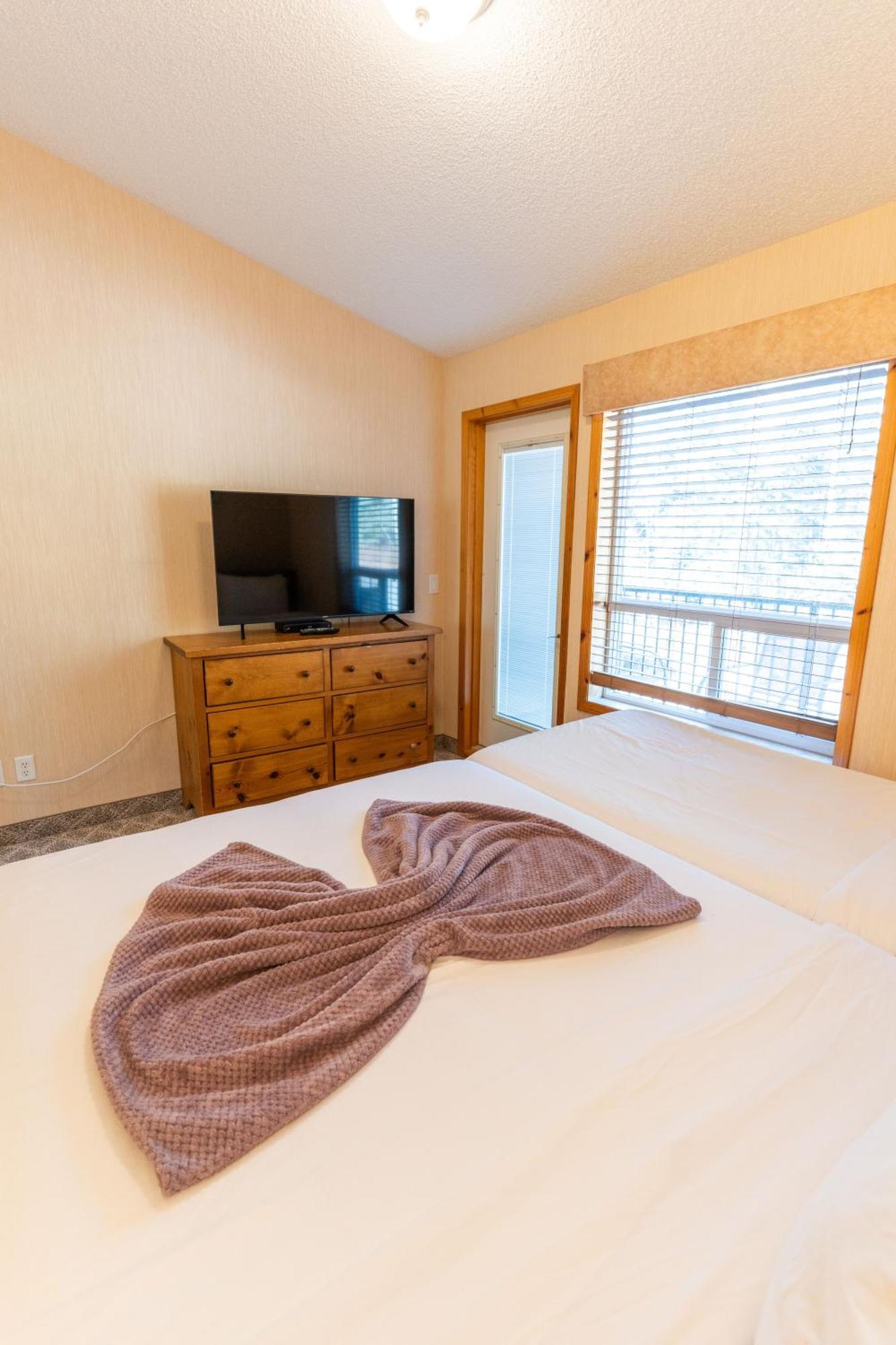 Banff Woods Lodge キャンモア エクステリア 写真