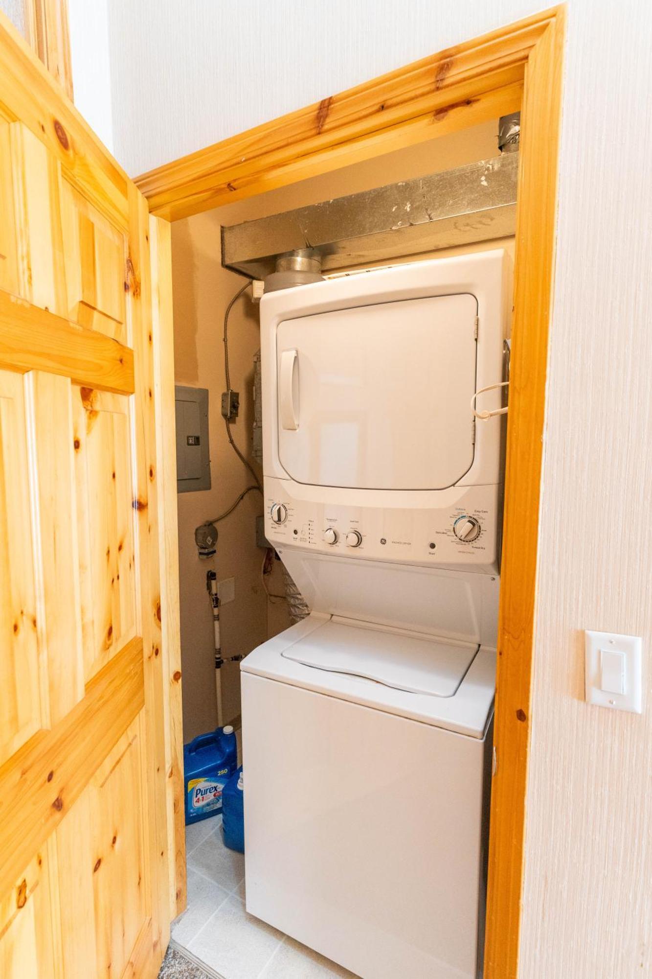 Banff Woods Lodge キャンモア エクステリア 写真